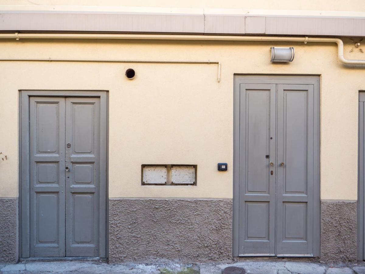 The Best Rent - Studio Nearby Sant'Agostino Metro Milan Bagian luar foto